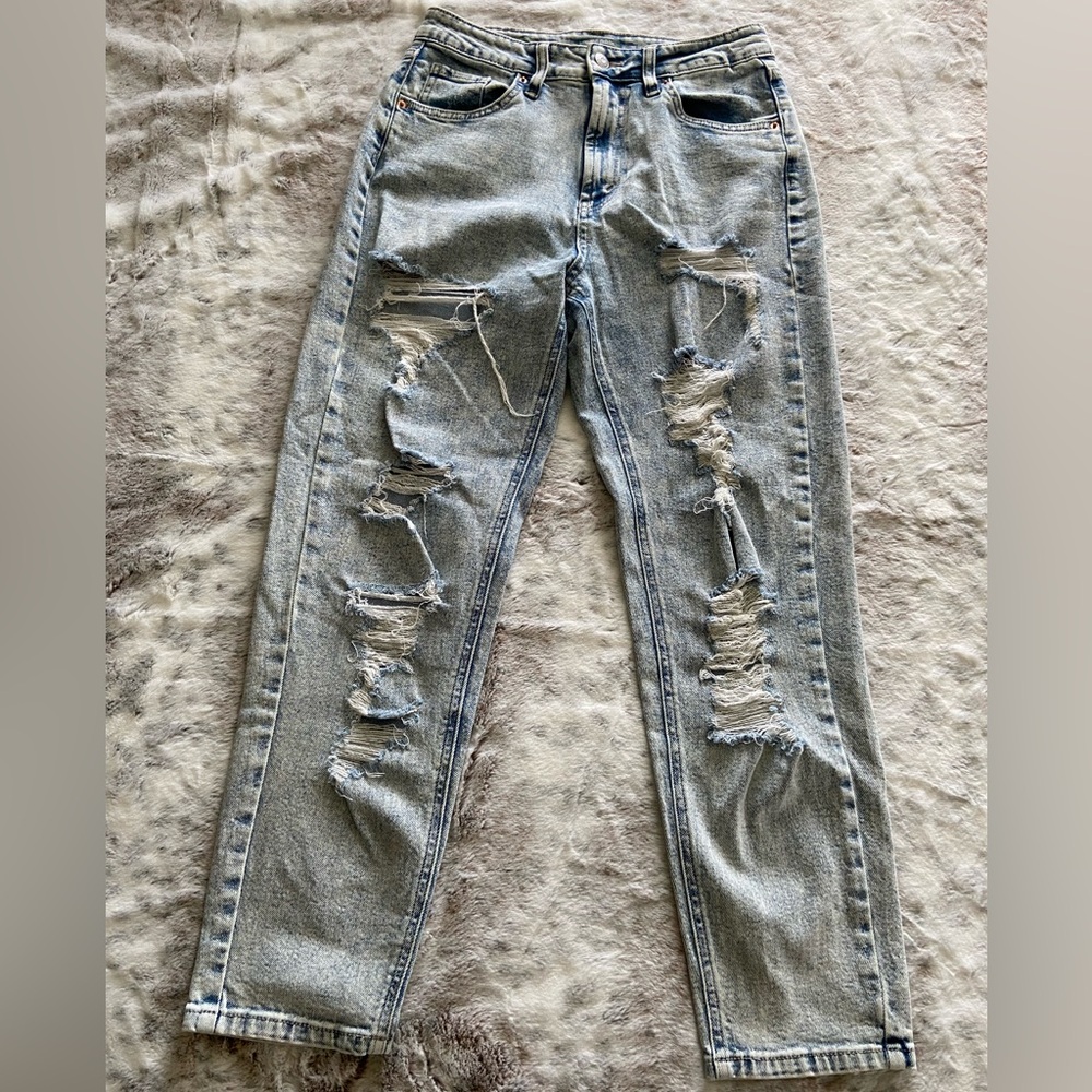 Wild Fable size 6 woman’s High Rise Mom Jeans. Distressed acid look.
